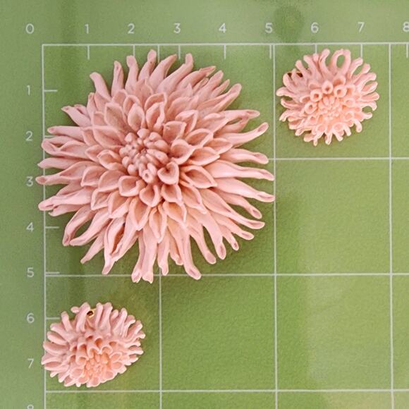 1940s Featherlite Celluloid Chrysanthemum Brooch & Earring Set Blush Pink - Picture 5 of 5